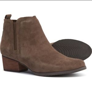 Blondo Imani Chelsea Boots - Waterproof - Suede - Taupe - 6.5M